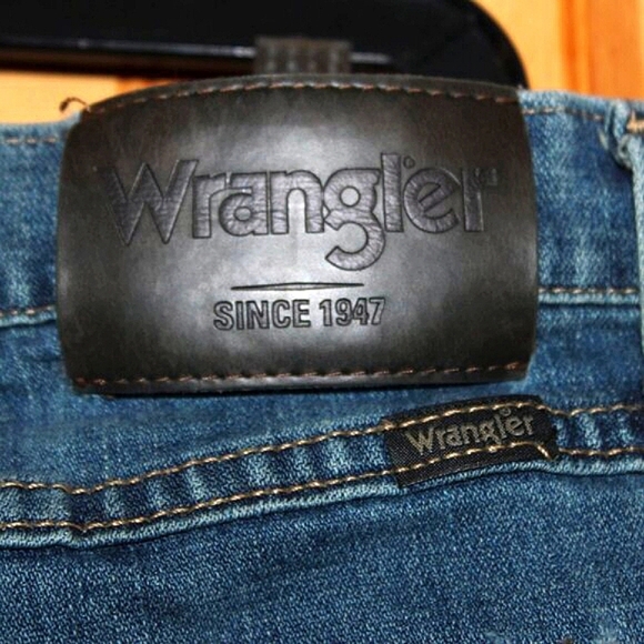 Wrangler Straight Fit Denim Shorts - Size 38 - Picture 6 of 7